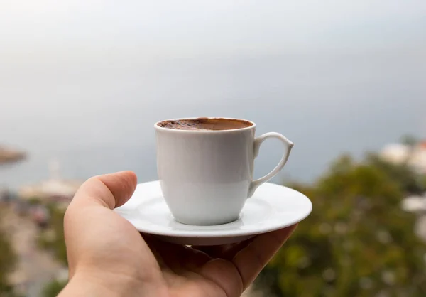 Una Taza Café Turco Fondo Una Vista Mar —  Fotos de Stock