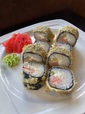 Zencefil ve wasabi ile beyaz tabakta suşi.