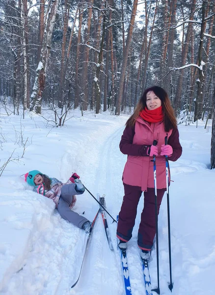 冬日森林里妈妈和女儿的滑稽而可爱的垂直画像 — 图库照片