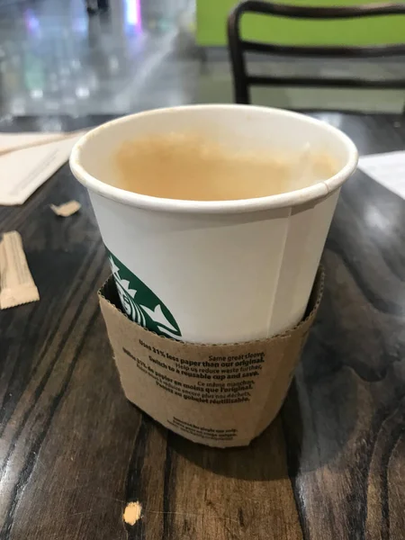 Starbucks sıcak beyaz kahve.
