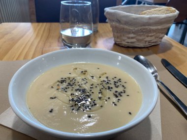 Lezzetli ve lezzetli Karnabahar kreması ekosu