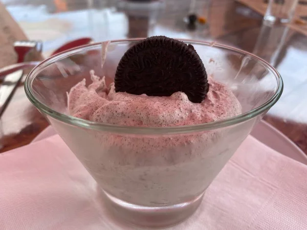 Pembe oreo milkshake tatlısı