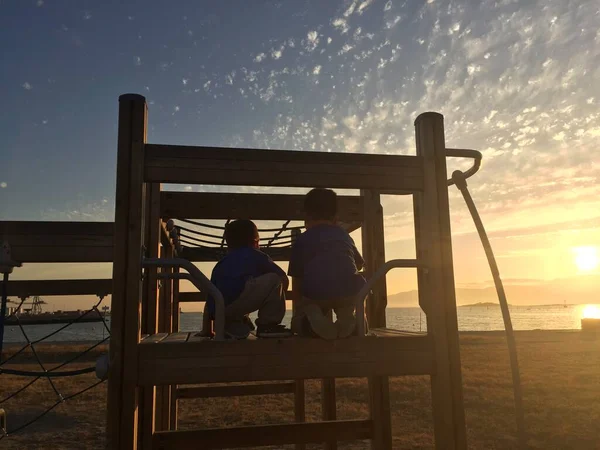Діти Грають Пляжному Майданчику Дивлячись Захід Сонця Влітку — стокове фото