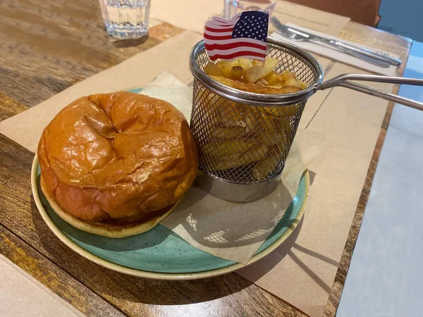 法国土豆味的美国汉堡包 — 图库照片