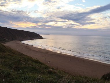 İspanya 'nın kuzeyindeki Bask kırsalında güzel bir günbatımı. Günün son banyosu..