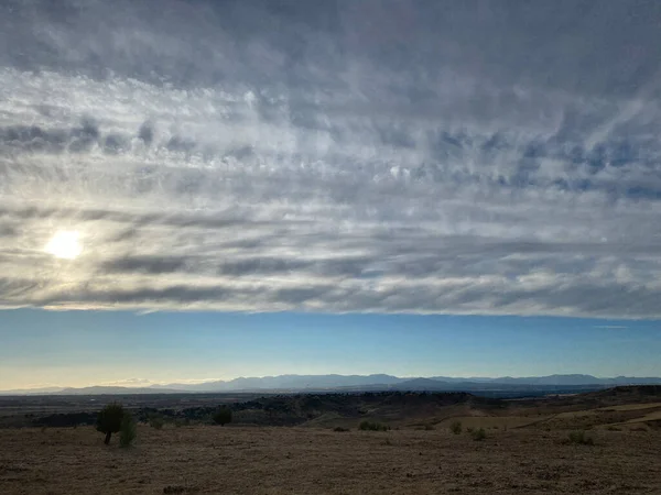 Sol Escondido Depois Bela Cortina Reta Nuvens Bela Vista Campo — Fotografia de Stock
