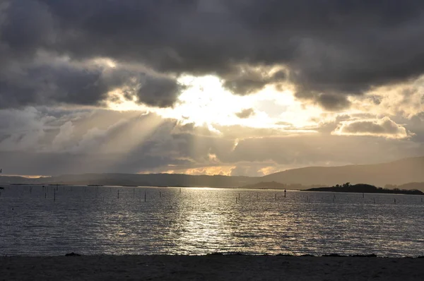 Luzes Solares Entre Nuvens Sobre Mar Estacas Que Emergem Mar — Fotografia de Stock