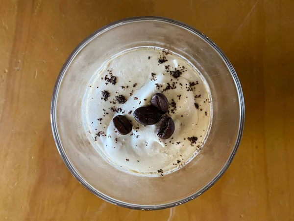 Kaffeemousse Dessert Schlagsahne Und Kakaopulver Kleinen Gläsern Ansicht Von Oben — Stockfoto