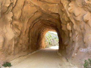 Güzel bir yürüyüş ve bir tünelden geçen dağ bisikleti yolu. Madenlerden termoelektrik santraline kömür taşıyan eski demiryolu. Porto do Mos, Portekiz yakınlarındaki milli park