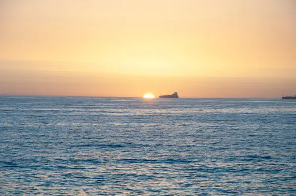 Віддалені Торгові Кораблі Пливуть Відкритому Атлантичному Морі Заході Сонця — стокове фото