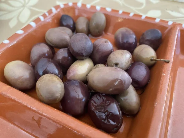 Close Shot Natural Olives Brown Clay Bowl Recipient — Stok fotoğraf