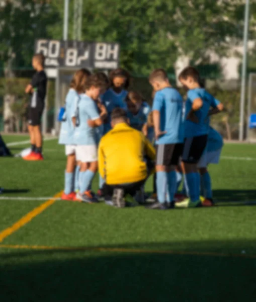 Entrenador Fútbol Enseñando Niños Campo Hierba Coach Explica Una Estrategia — Foto de Stock