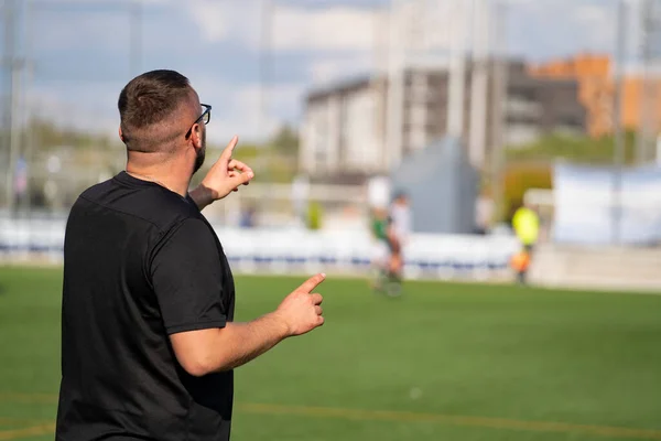 Entrenador Fútbol Que Controla Juego Desde Borde Del Campo — Foto de Stock