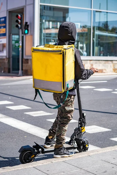 Kurier Człowiek Dostawy Żywności Żółtym Plecakiem Termicznym Czeka Zielone Światło — Zdjęcie stockowe