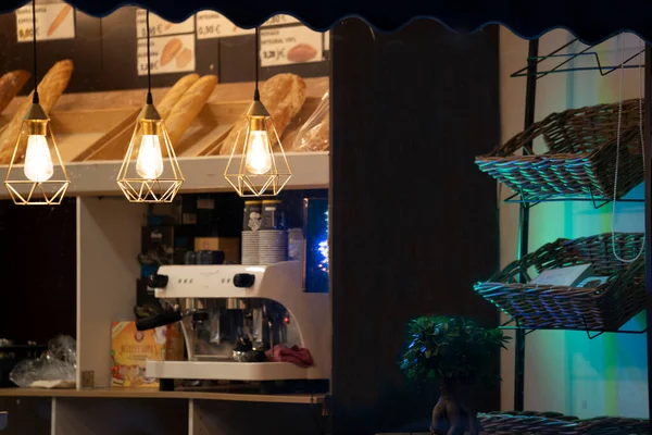有夜灯和面包的现代咖啡馆或酒吧 — 图库照片