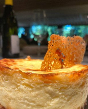 Lezzetli İspanyol peynirli kek tatlısı, bir restoranda servis ediliyor.