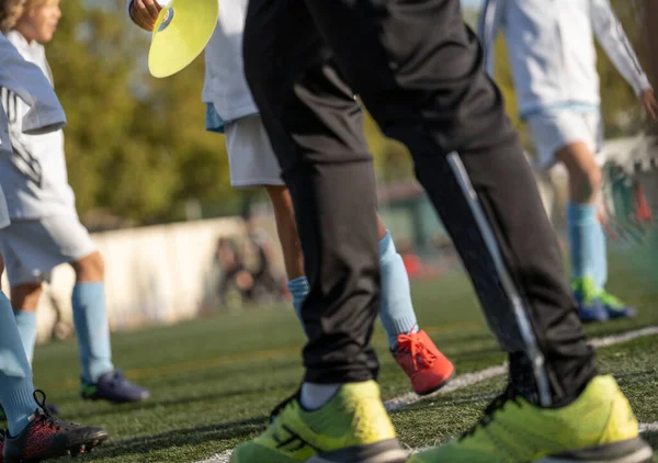 Kids Football Soccer Training Entrenador Preparando Sesión Calentamiento Antes Del — Foto de Stock