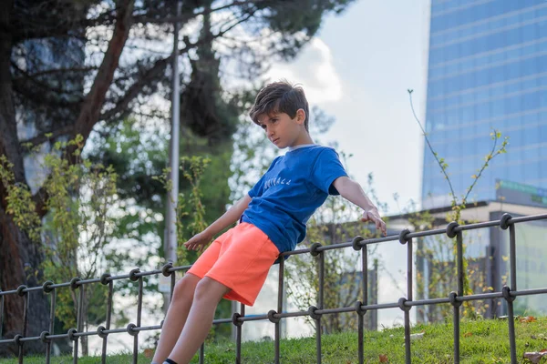Enfant Dans Parc Pratiquant Équilibre Dans Centre Madrid — Photo