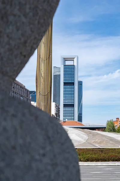 Madrid 'in kuzey iş bölgesi silueti arka planda görünüyor.