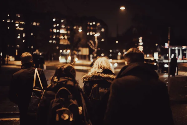 Gruppe von Freunden zu Fuß zu einer Silvesterparty in der Stadt — Stockfoto