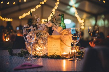 Hücreden sarkan ışığı olan bir meniyle akşam yemeği süslemesi.