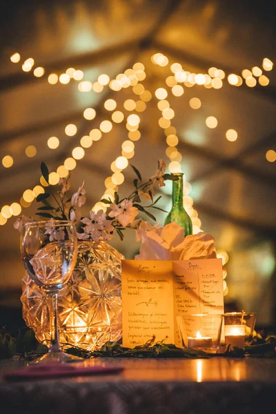 Hücreden sarkan ışığı olan bir meniyle akşam yemeği süslemesi.