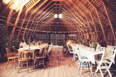 İsveç 'te bir ahırda yaz ortası partisi.