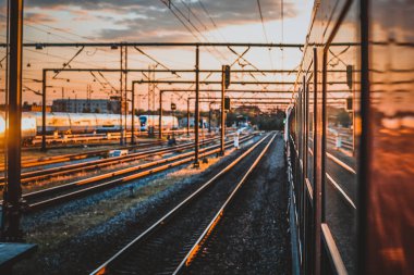 Gün batımında bir tren istasyonu.