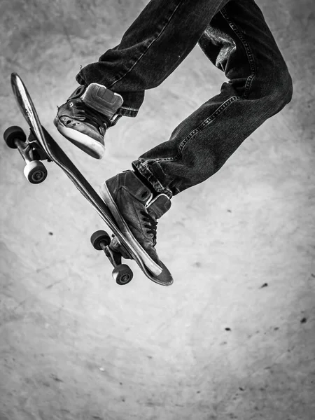 BW-Skateboarder macht Tricks in Turnschuhen — Stockfoto