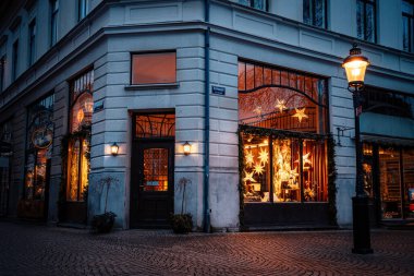 Sabah erkenden dekorasyonlarla birlikte ön tarafı saklayın.