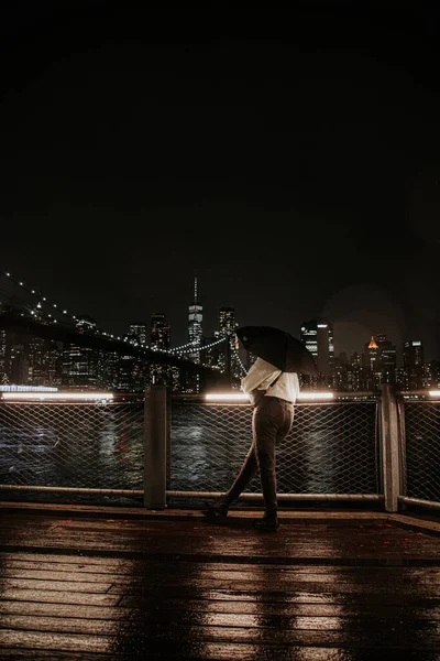 Ragazza guardando il ponte di Brooklyn sotto la pioggia — Foto Stock