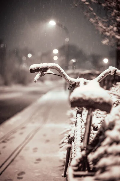 Rower pokryty śniegiem w nocy — Zdjęcie stockowe