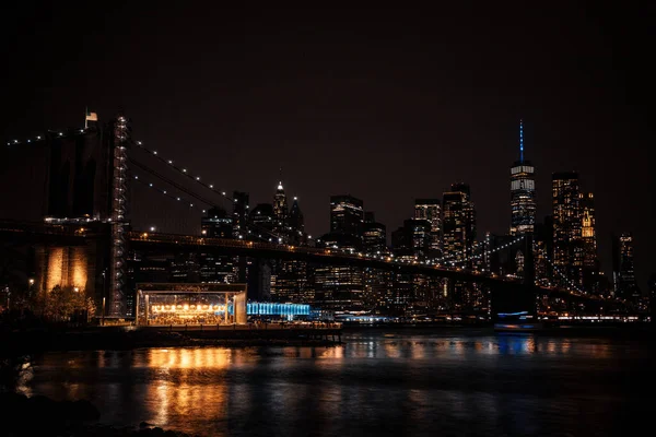 Most Brooklyński w nocy światła — Zdjęcie stockowe