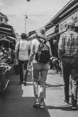 Wien 'de yaşlı bir çiftle pazar yeri.