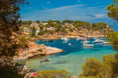 Körfezin zümrüt suyu ve güneşli havada yatlarla manzarası, Akdeniz