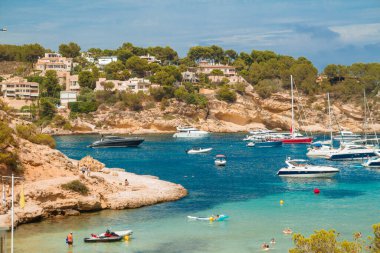 Körfezin zümrüt suyu ve güneşli havada yatlarla manzarası, Akdeniz