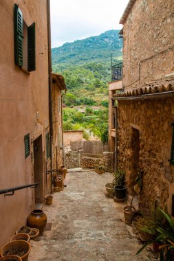 Eski kasabada, dağlara giden bir cadde.