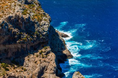 Uçurumdan kıyı şeridine güzel bir manzara