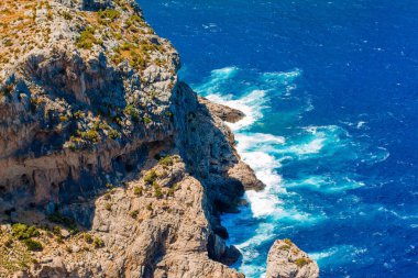 Uçurumdan kıyı şeridine güzel bir manzara