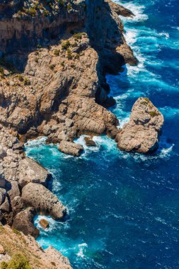 Uçurumdan kıyı şeridine kadar çok güzel bir manzara