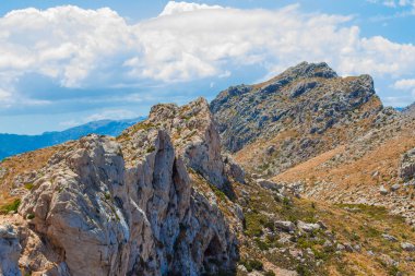 Mavi gökyüzü ve dağlarda bulutlar olan manzara