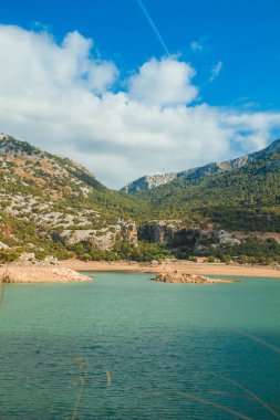 Turkuaz suyla dağlarda göl, yaz.