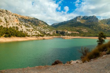 Turkuaz suyla dağlarda göl, yaz, Mallorca