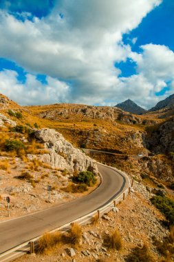 Bulutlu bir günde saran dağ yolu