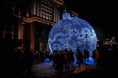 Meydanda Noel süsü