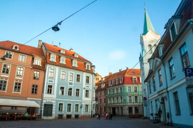 Riga 'daki eski kasabada bir sokak.