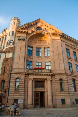 Riga 'nın merkezinde eski bir bina Yazın açık havada