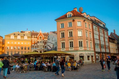 İnsanlar yazın açık havada Riga 'nın göbeğinde yürür.