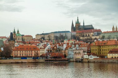 Şehir Kalesi ve Charles Köprüsü, Prag Bulutlu Hava