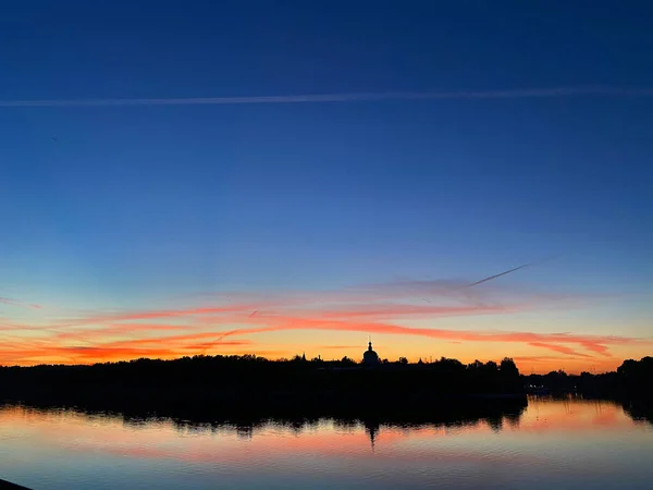 Schöner Sonnenuntergang Über Dem Fluss Bäume Spiegeln Sich Wasser — Stockfoto